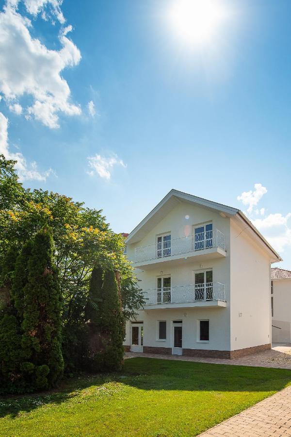 Aranyszarvas Panzio, Etterem Es Grillterasz Apartment Exterior foto