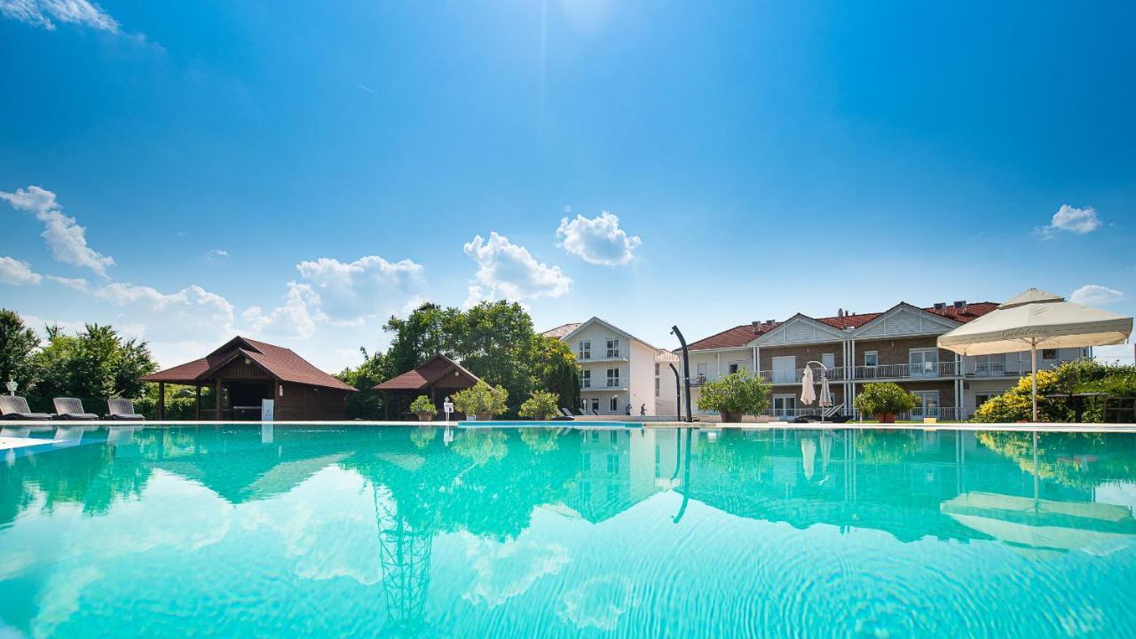 Aranyszarvas Panzio, Etterem Es Grillterasz Apartment Exterior foto