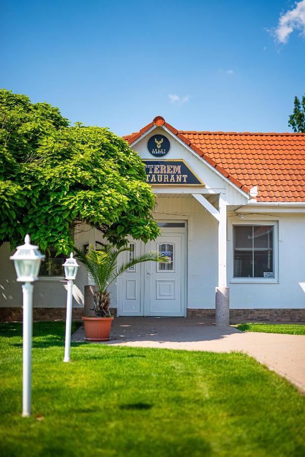 Aranyszarvas Panzio, Etterem Es Grillterasz Apartment Exterior foto