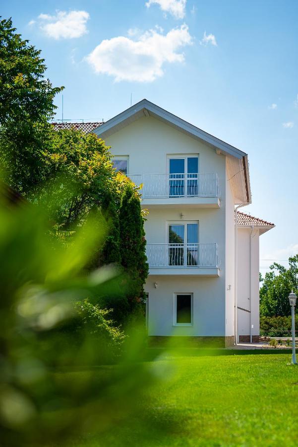 Aranyszarvas Panzio, Etterem Es Grillterasz Apartment Exterior foto