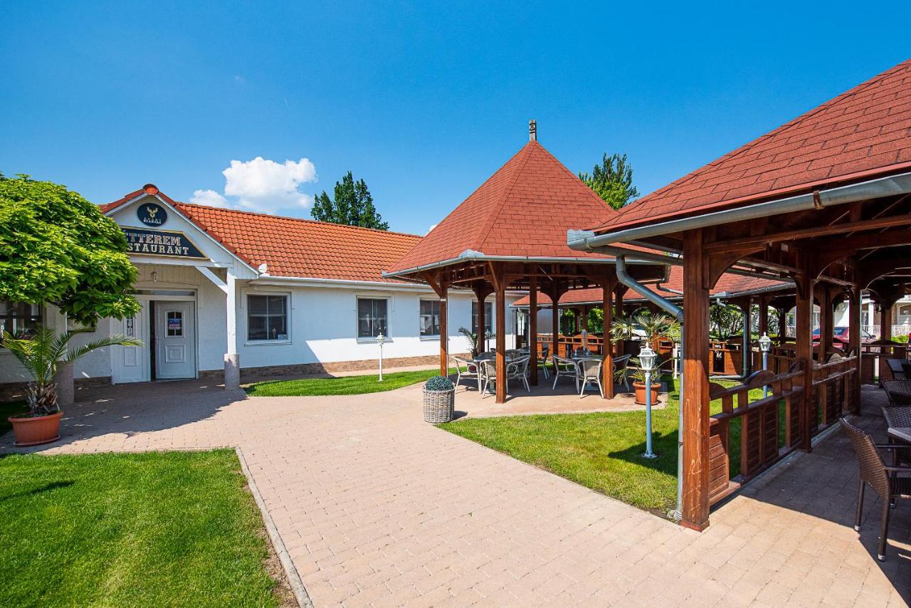 Aranyszarvas Panzio, Etterem Es Grillterasz Apartment Exterior foto