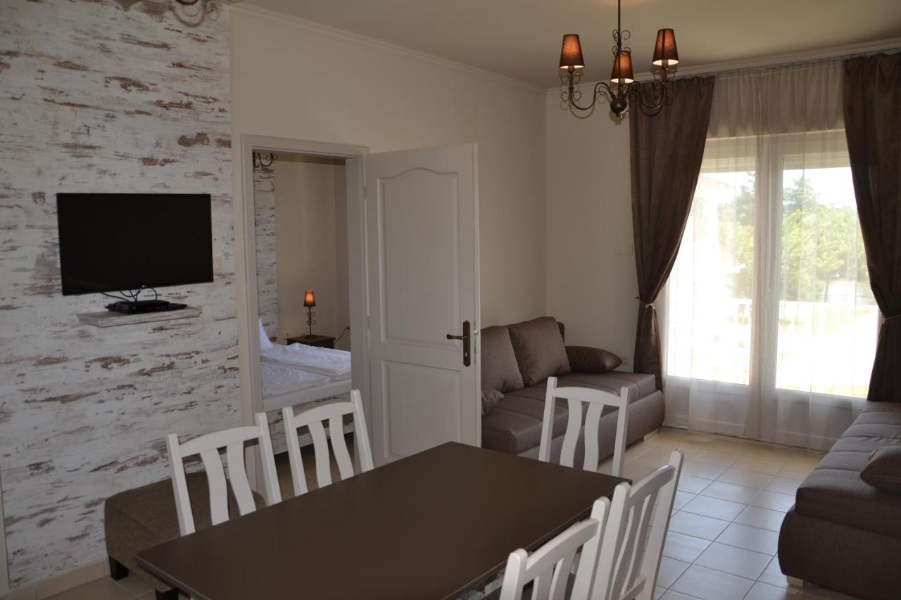 Aranyszarvas Panzio, Etterem Es Grillterasz Apartment Exterior foto