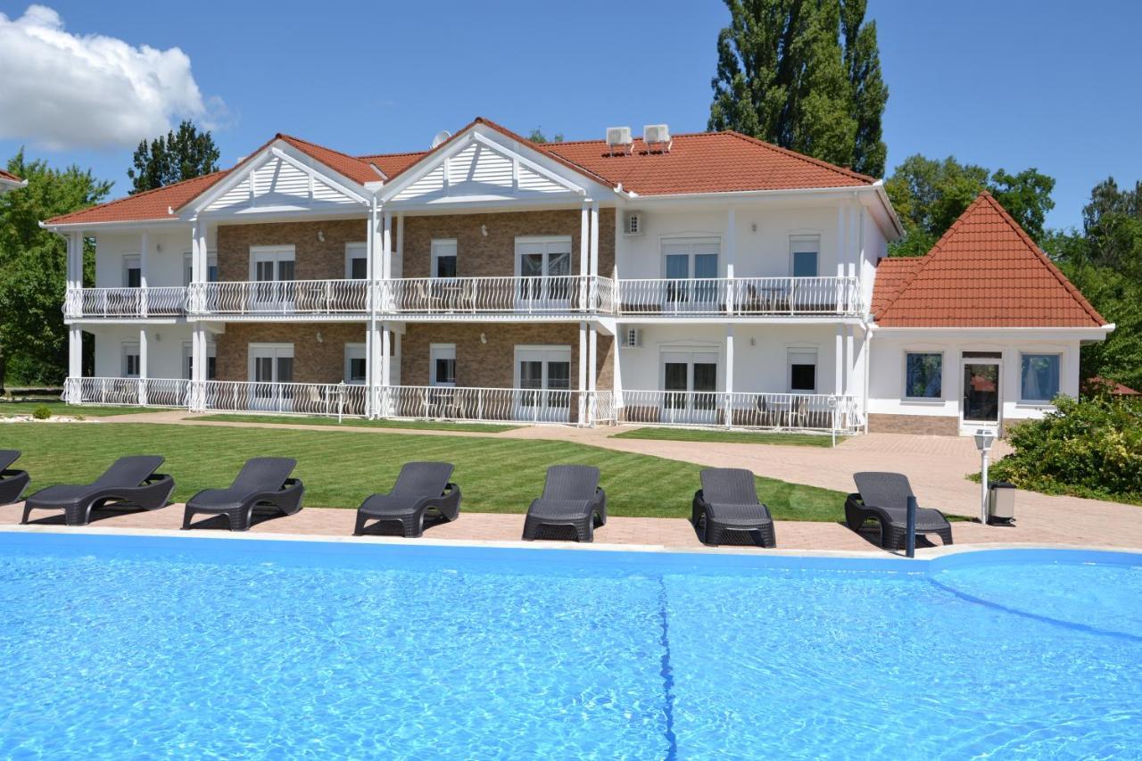 Aranyszarvas Panzio, Etterem Es Grillterasz Apartment Exterior foto