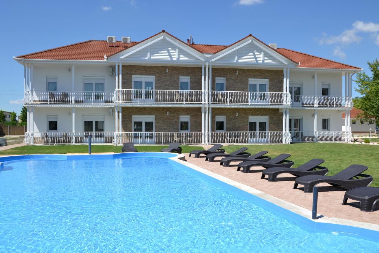 Aranyszarvas Panzio, Etterem Es Grillterasz Apartment Exterior foto